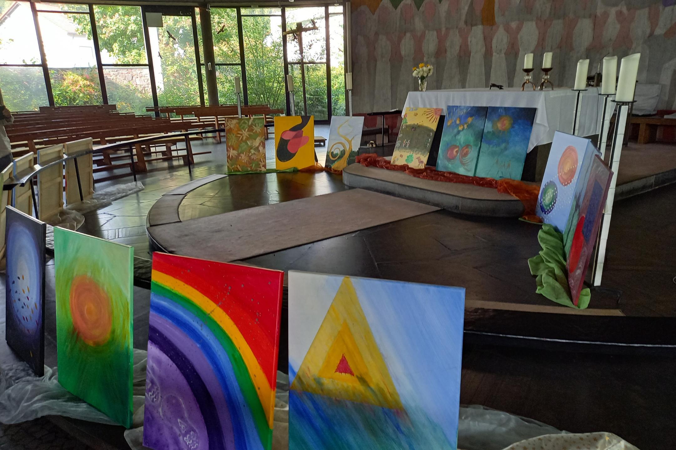 Bunte Bilder im Altarraum von St. Josef in Merzig