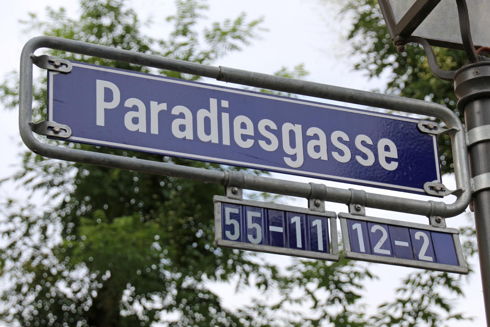 Schild mit der Aufschrift 'Paradiesgasse'