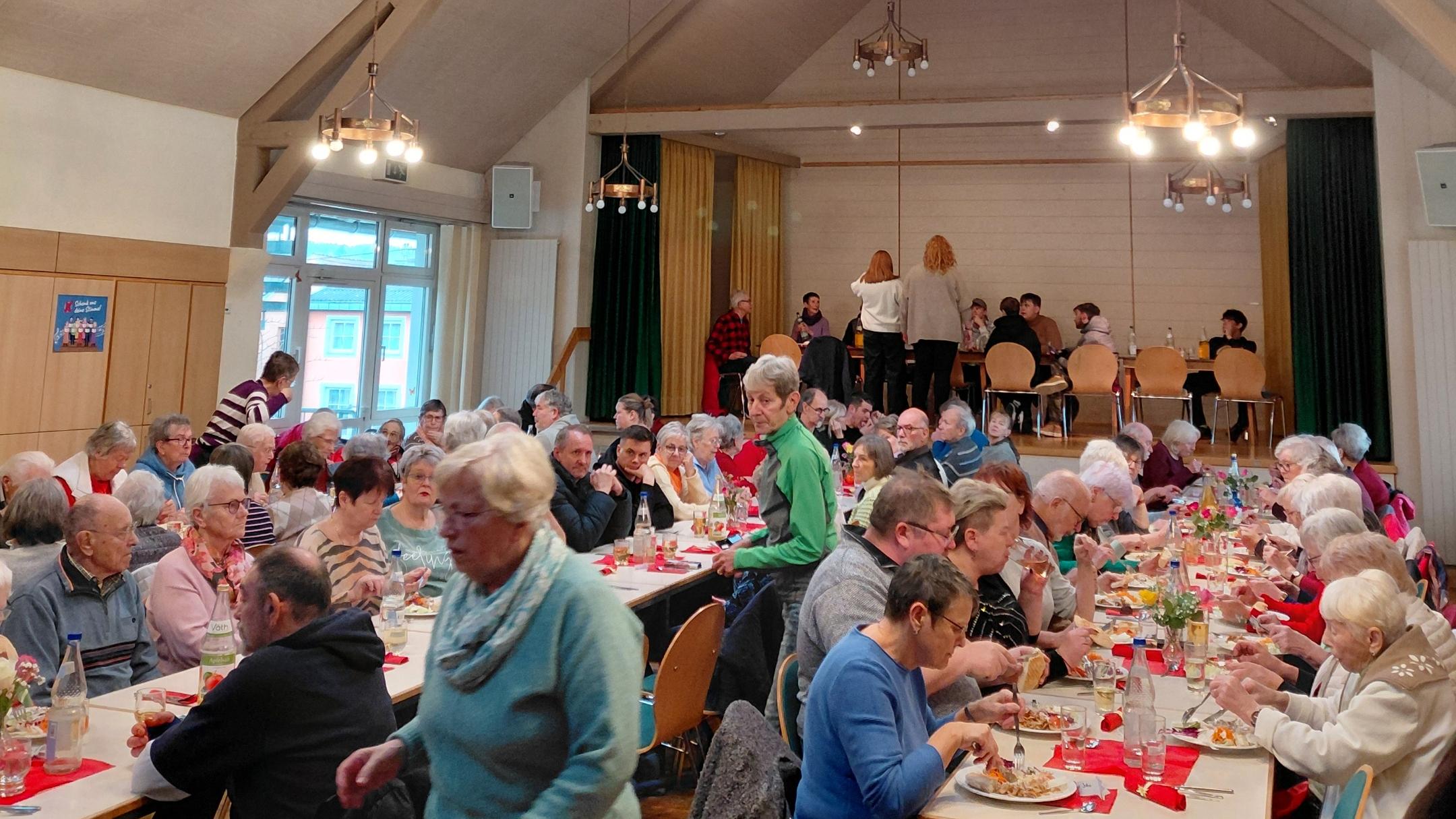 Raum mit Menschen die gemeinsamen essen
