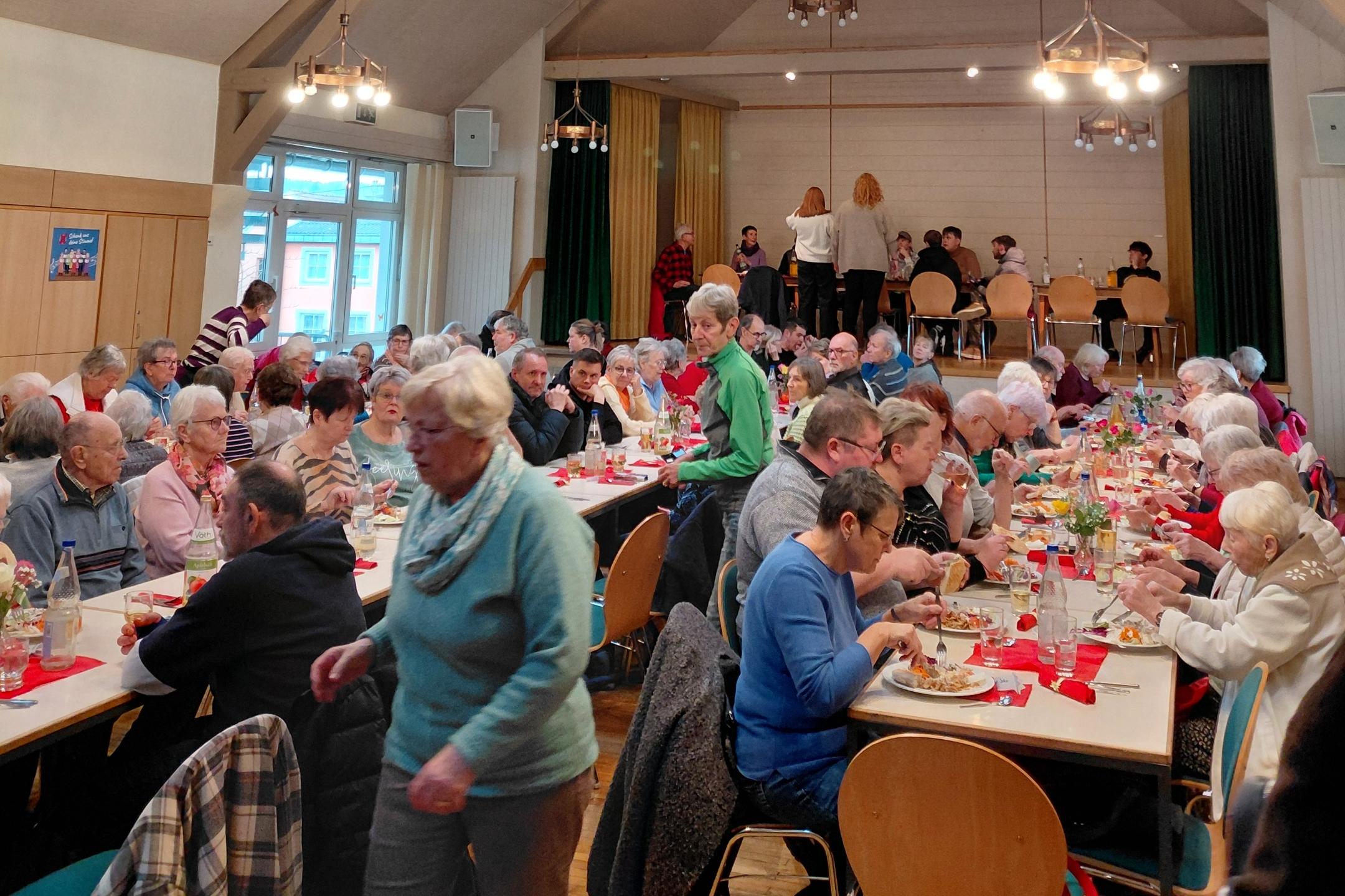 Raum mit Menschen die gemeinsamen essen