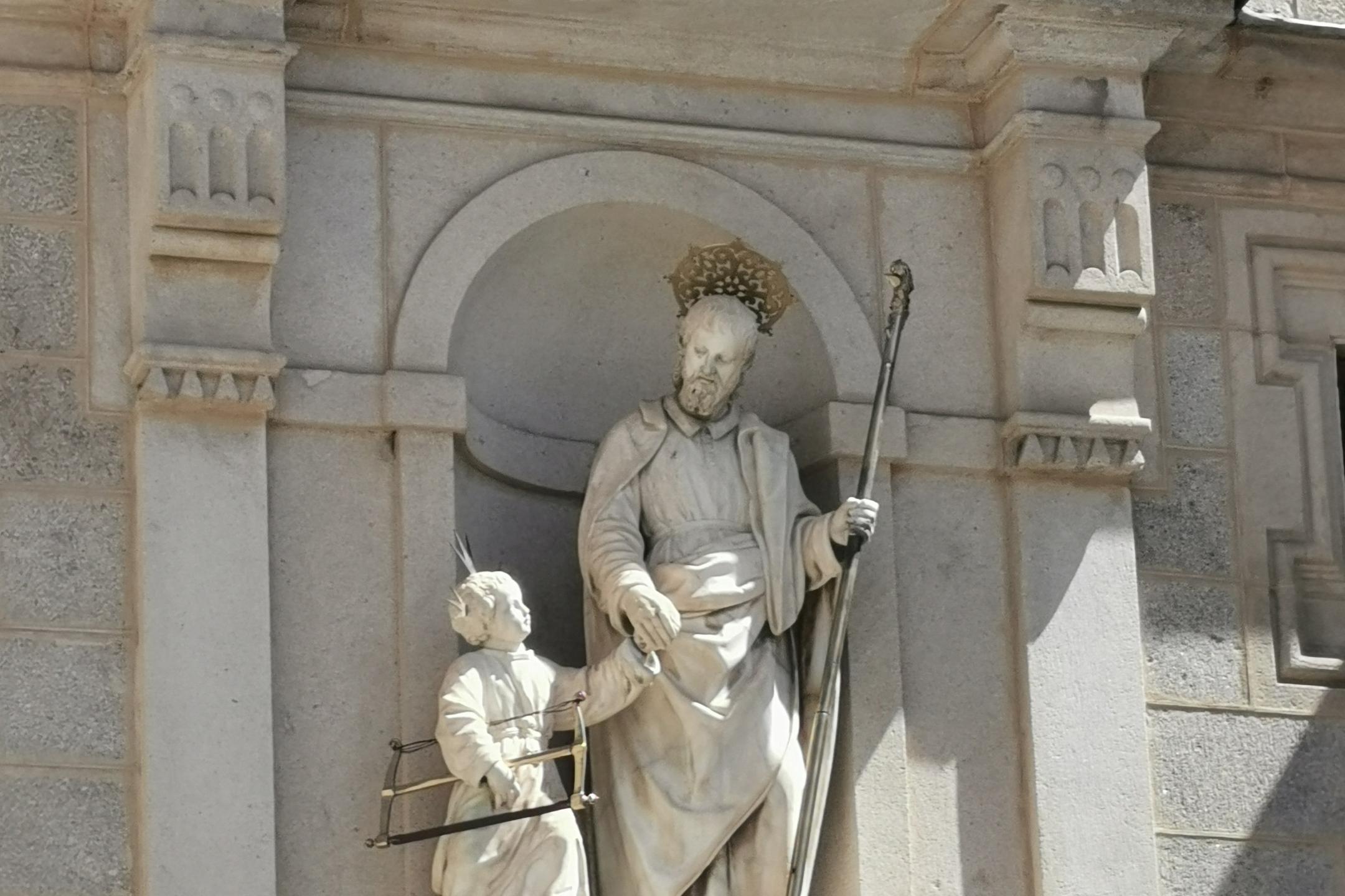 Eine Skulptur stellt den Heiligen Josef mit Jesus an der Hand darstellt. Beide haben Gerate der Tischler in der Hand.