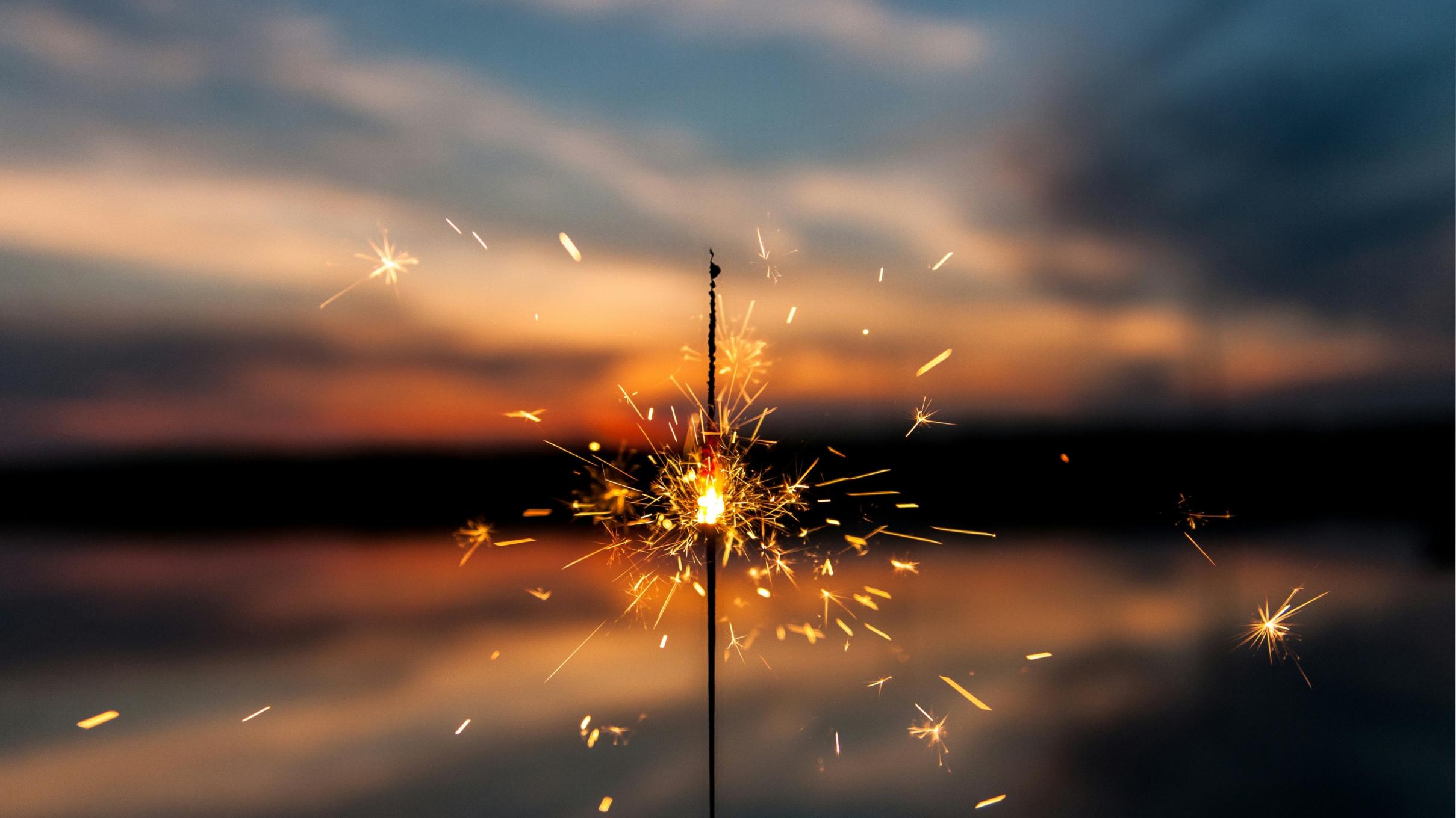 Eine Wunderkerze versprüht Funken