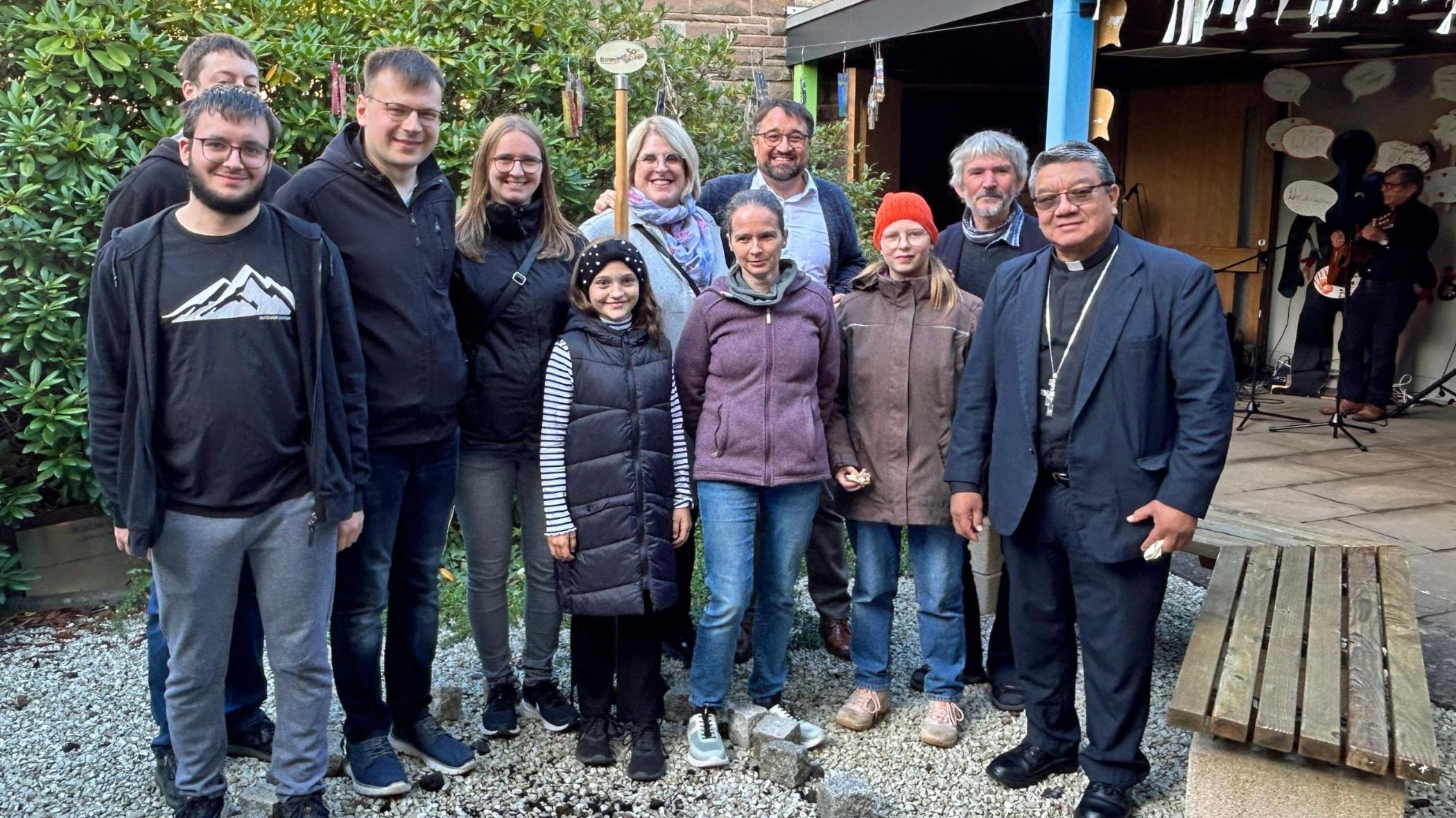 Menschen stehen im Atrium der Jugendkirche Mia