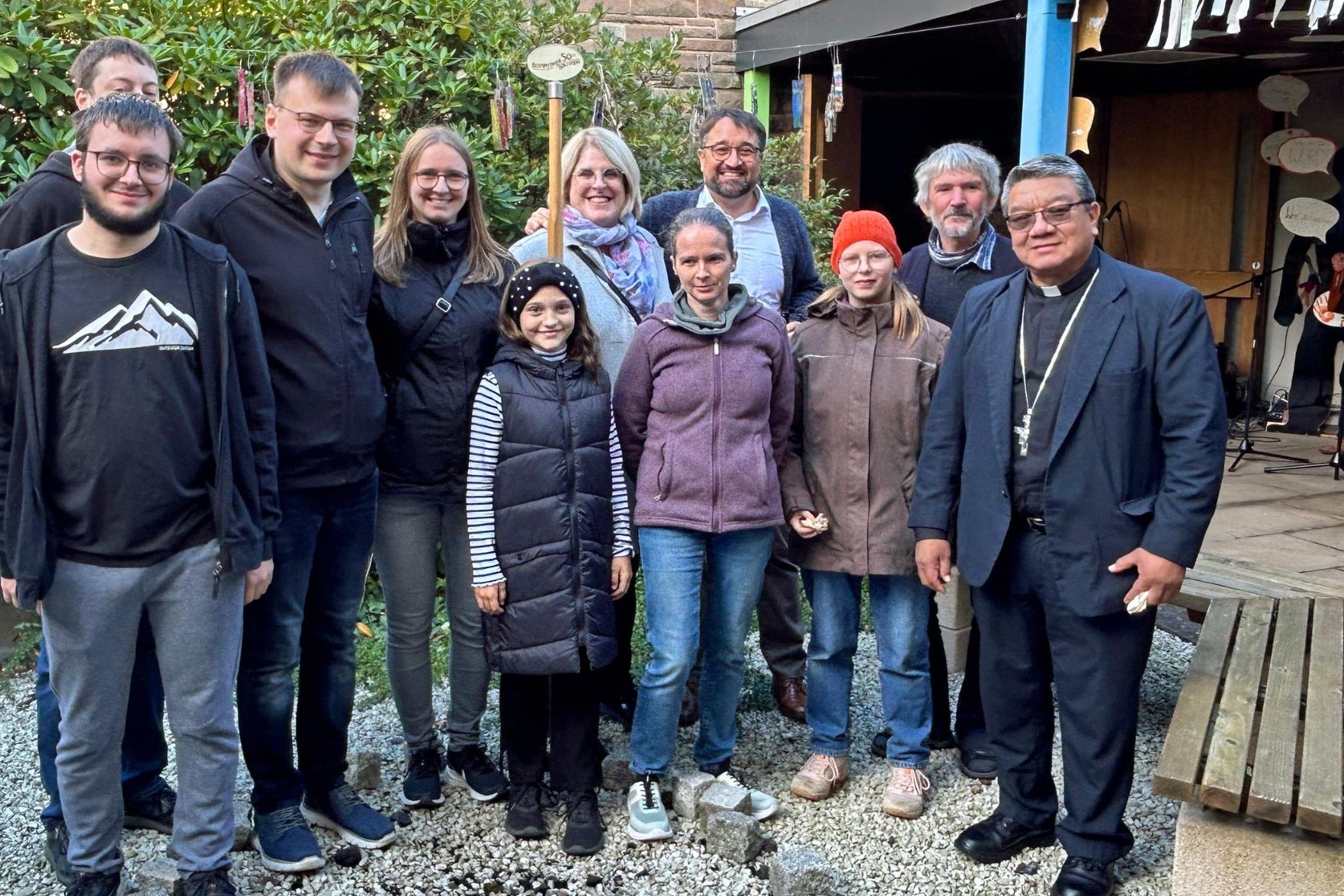 Menschen stehen im Atrium der Jugendkirche Mia