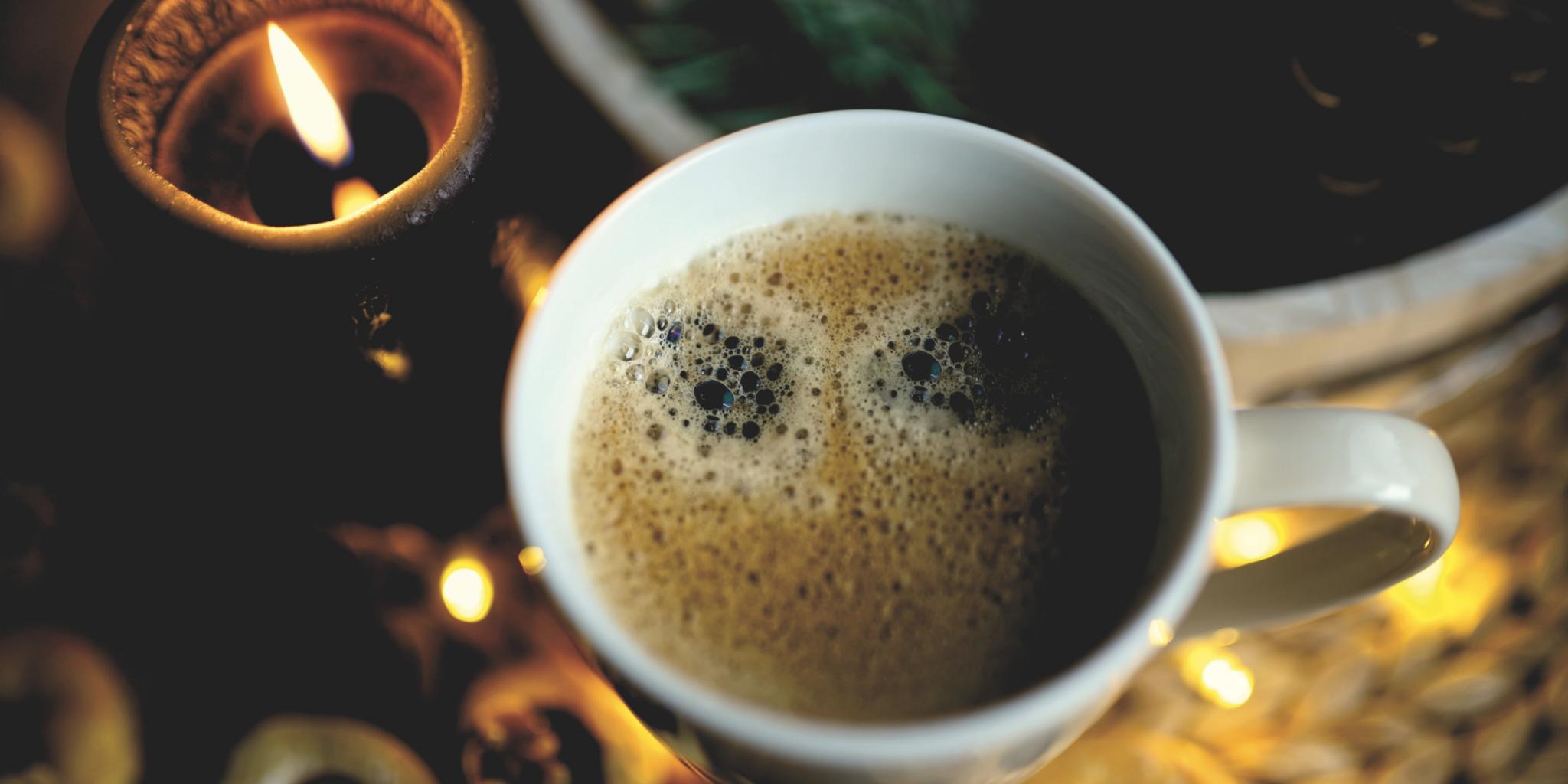 Eine Kaffeetasse mit Kaffee